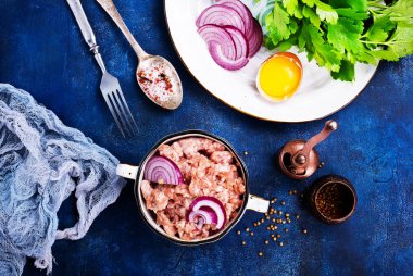 masada malzemelerle kapta çiğ forcemeat 