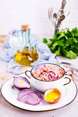 masada malzemelerle kapta çiğ forcemeat 