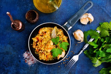 Baharatlar ve sebzeler tavada pilav ve tavuk fileto