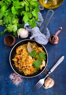 Baharatlar ve sebzeler tavada pilav ve tavuk fileto