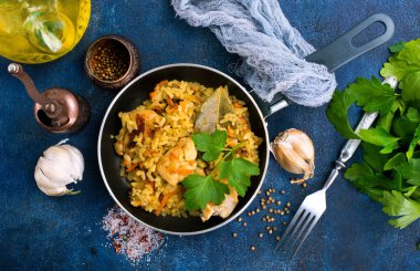 Baharatlar ve sebzeler tavada pilav ve tavuk fileto