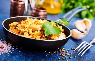 Baharatlar ve sebzeler tavada pilav ve tavuk fileto