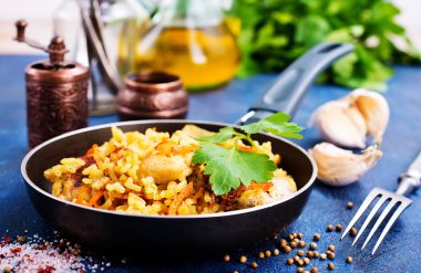 Baharatlar ve sebzeler tavada pilav ve tavuk fileto