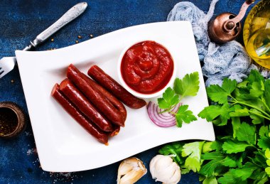 tabakta domates soslu kızarmış sosis