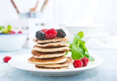 taze çilek ve yeşil plaka ile Pancakes