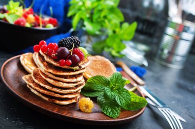 taze çilek ve yeşil plaka ile Pancakes