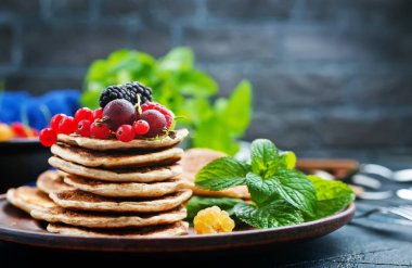 taze çilek ve yeşil plaka ile Pancakes