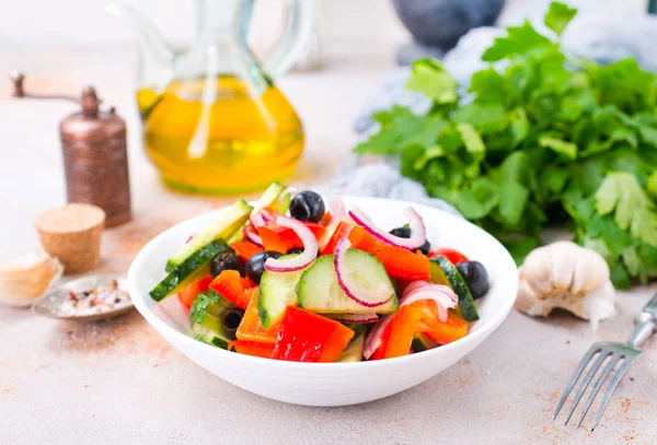 テーブルの上のボウルに新鮮な野菜のサラダ — ストック写真