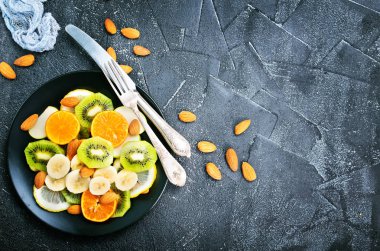 siyah plaka üzerinde Bademli meyve salatası