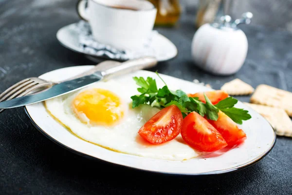 Oeuf Frit Avec Persil Tomate Pour Petit Déjeuner Sur Assiette — Photo