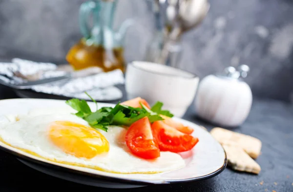 Oeuf Frit Avec Persil Tomate Pour Petit Déjeuner Sur Assiette — Photo