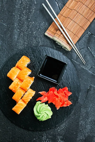 Sushi Con Palillos Jengibre Wasabi Mesa — Foto de Stock