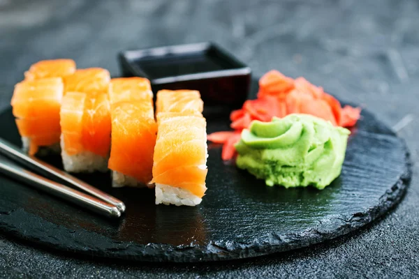 Sushi Con Palillos Jengibre Wasabi Mesa — Foto de Stock