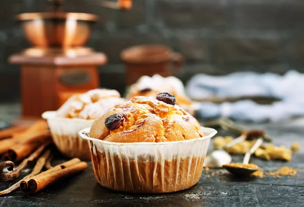 Cupcakes Mazsolát Fahéjat Fekete Fából Készült Asztal — Stock Fotó