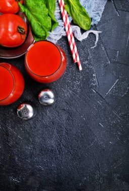 domates suyu masada kokteyl tüpler bardaklarda