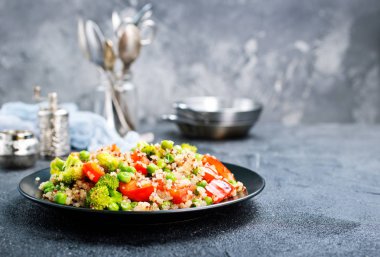 Avokado, domates, brokoli ve yeşil bezelye plaka üzerinde Quinoa salata
