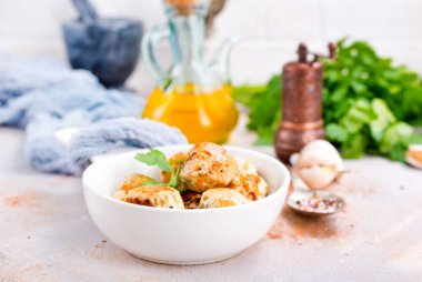 kızarmış köfte maydanoz beyaz kase