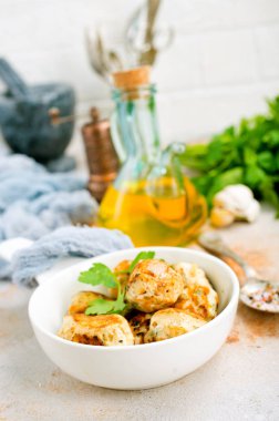 kızarmış köfte maydanoz beyaz kase