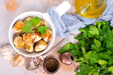 kızarmış köfte maydanoz beyaz kase