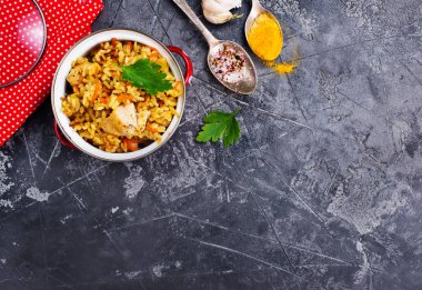 kızarmış tavuk pilav ve aroma ile baharat