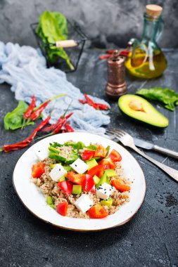 Beyaz peynir beyaz tabakta sebze salatası