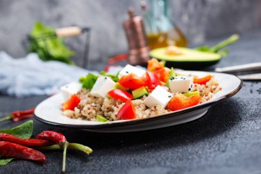 Beyaz peynir beyaz tabakta sebze salatası