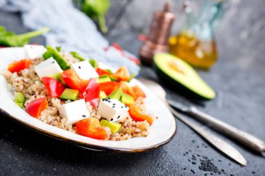 Beyaz peynir beyaz tabakta sebze salatası