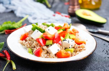 Beyaz peynir beyaz tabakta sebze salatası