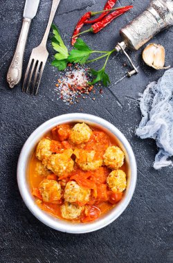 köfte ile domates sosu ve aroma beyaz kase baharat