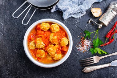 köfte ile domates sosu ve aroma beyaz kase baharat
