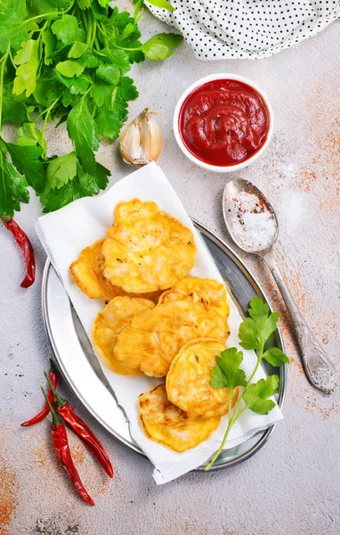 Hähnchenschnitzel Auf Dem Teller Mit Tomatensauce Auf Dem Tisch — Stockfoto