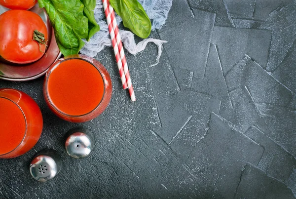 Suco Tomate Copos Com Verdes Mesa — Fotografia de Stock