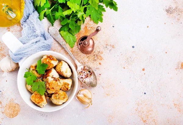 kızarmış köfte maydanoz beyaz kase