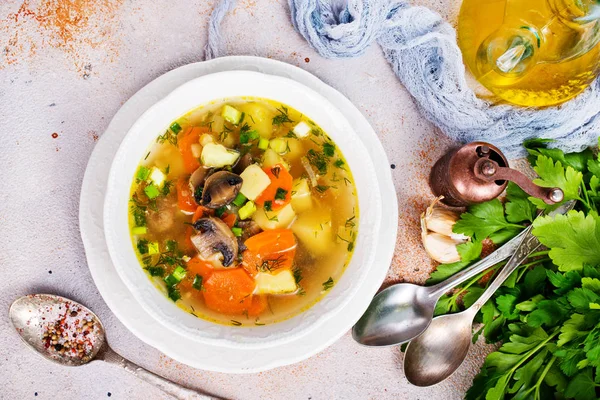 Sopa Fresca Com Cogumelos Legumes Tigela Mesa — Fotografia de Stock