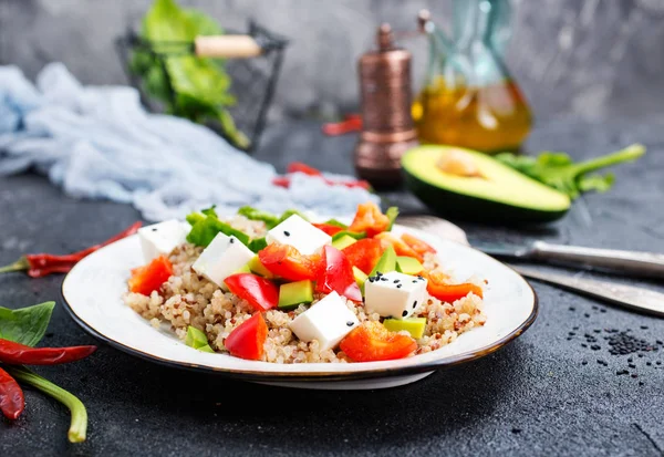 Beyaz peynir beyaz tabakta sebze salatası