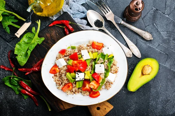 Beyaz peynir beyaz tabakta sebze salatası