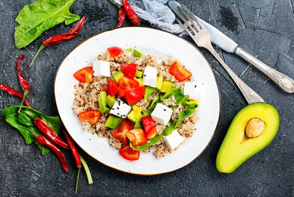 Beyaz peynir beyaz tabakta sebze salatası