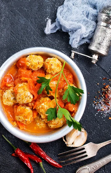 Boulettes Viande Avec Sauce Tomate Épices Aromatiques Dans Bol Blanc — Photo