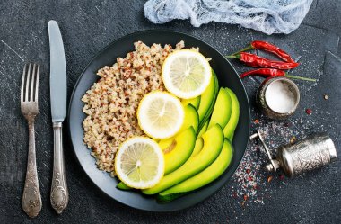 limon ve avokado siyah bir arka plan ile Quinoa