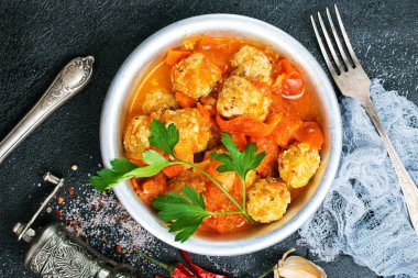 köfte ile domates sosu ve mutfak bıçakları