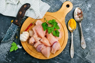 aroma baharat ve tuz maydanoz ile doğranmış çiğ tavuk fileto