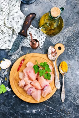 üstten görünüm üzerinde doğranmış çiğ tavuk fileto tuz ve aroma ile baharat