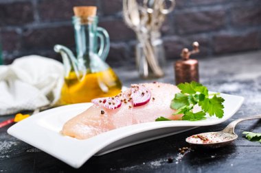 çiğ tavuk fileto aroma baharat ve tuz zeytinyağı ile yan görünüm