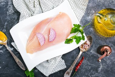 soğan dilimleri ve aroma baharatlar ile çiğ tavuk fileto