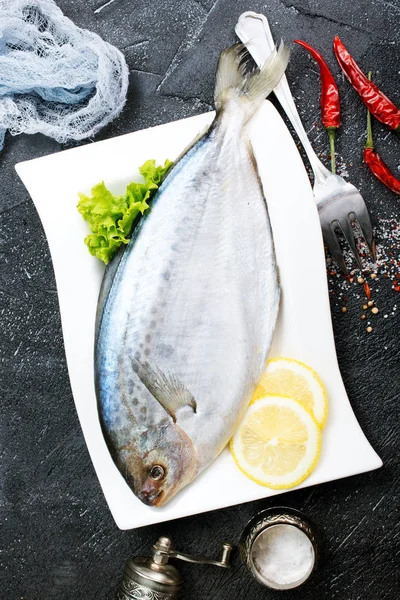 Yukarıdan Plaka Üzerinde Taze Limonlu Çiğ Balık Görüntüleyin — Stok fotoğraf