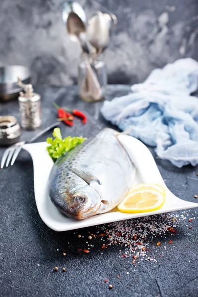 Roher Fisch Mit Frischer Zitrone Auf Teller — Stockfoto