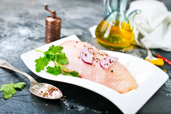 aroma baharat ve tuz maydanoz ile çiğ tavuk fileto