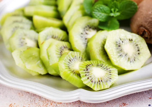 Frische Kiwi Auf Dem Teller Frisches Obst Auf Dem Teller — Stockfoto