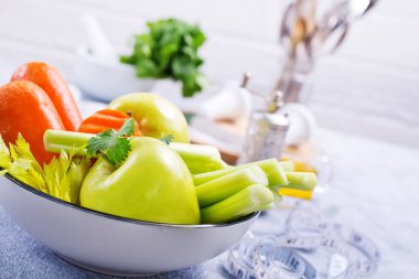 Diyet salata, elma ve kereviz ve taze havuç için malzemeler