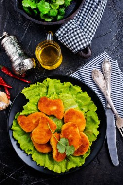 Nuggets salata yaprağı, kızarmış tavuk kanadı üzerinde